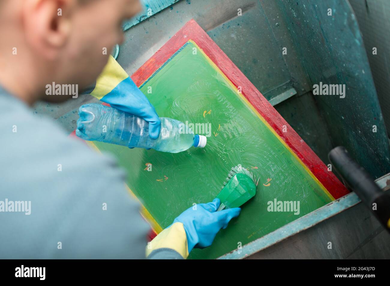 Stampa serigrafica. Serigrafia. Lavaggio chimico con stencil Foto Stock