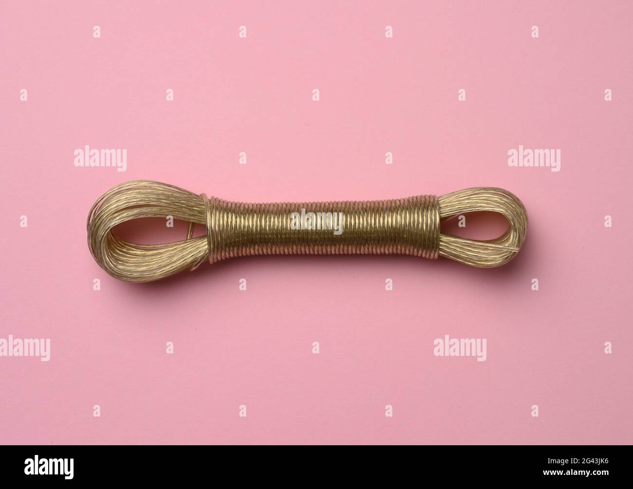 Stendibiancheria intrecciata su sfondo rosa Foto Stock