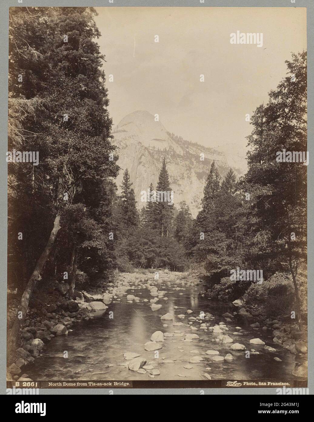 North Dome nel Parco Nazionale di Yosemite, gezien vanaf Tis-sa-ack Bridge; North Dome dal Tis-sa-ack Bridge. . Foto Stock