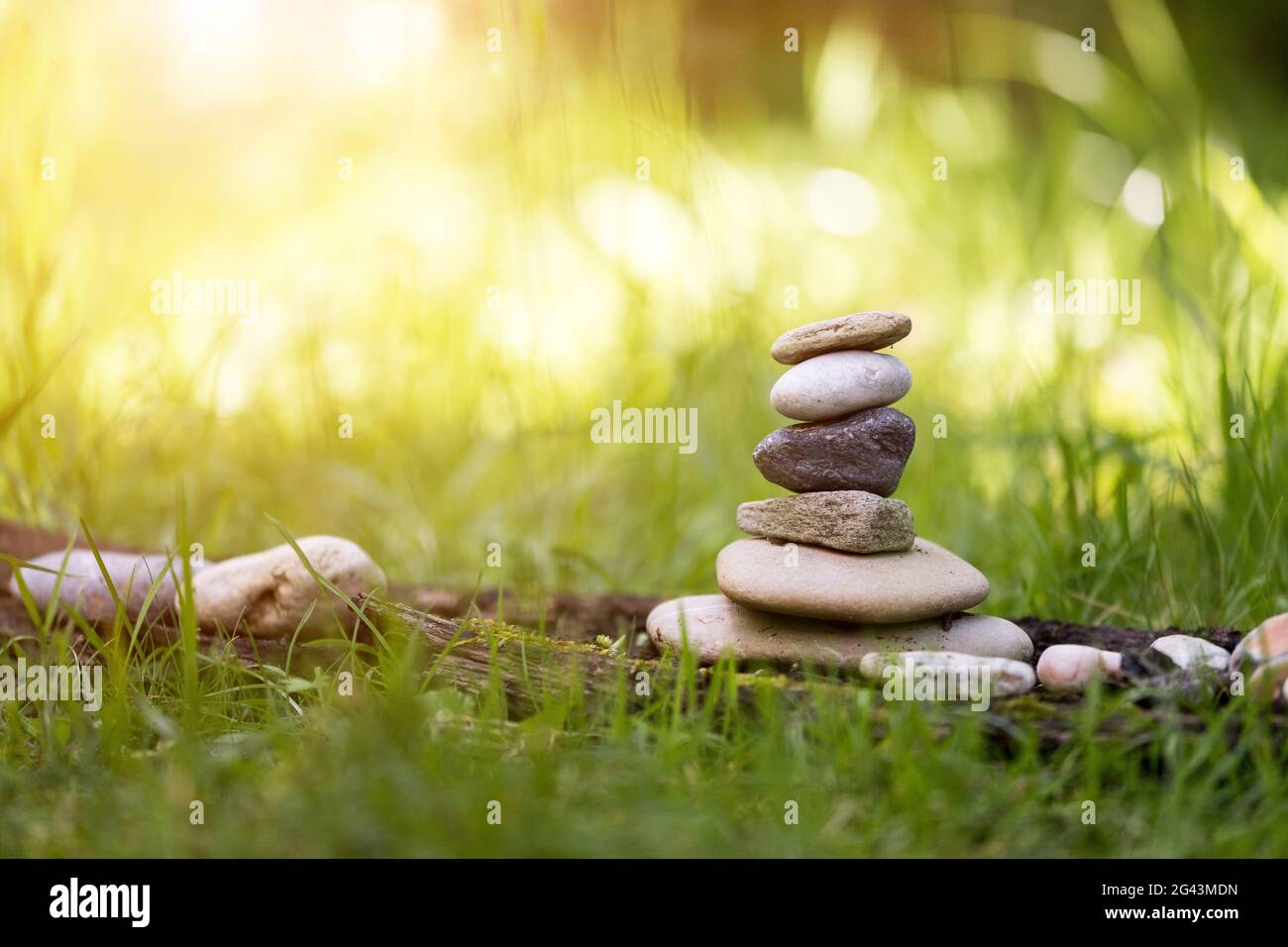 Spiritualità: Cairn di pietra nel parco. Equilibrio e relax. Foto Stock