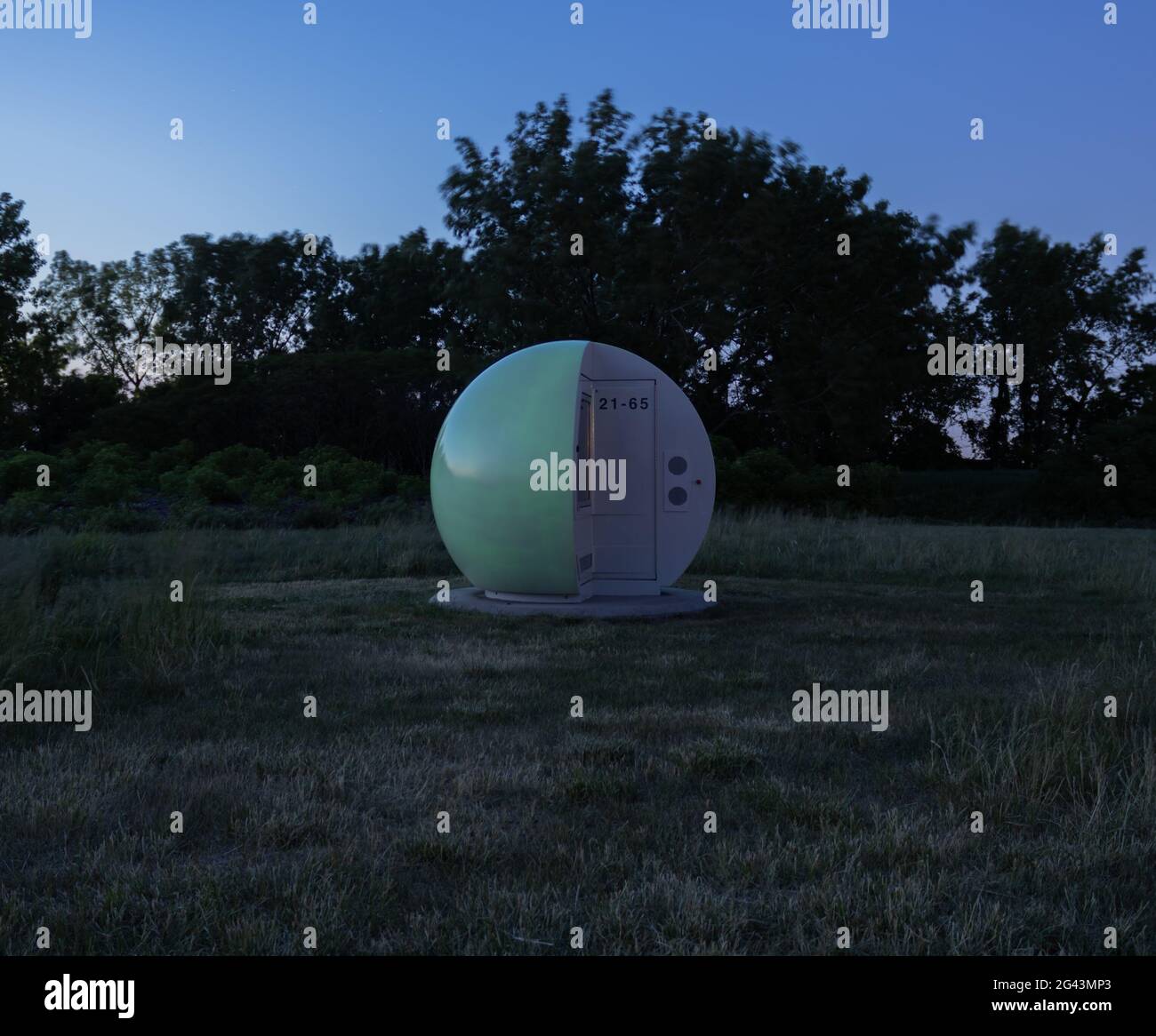 Sfera di biogas isolata nel parco Frédéric-Back. Si illumina quando arriva la notte. Foto Stock