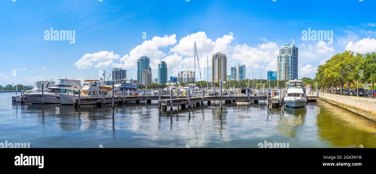 Marina e skyline della città, San Pietroburgo, Florida, Stati Uniti Foto Stock