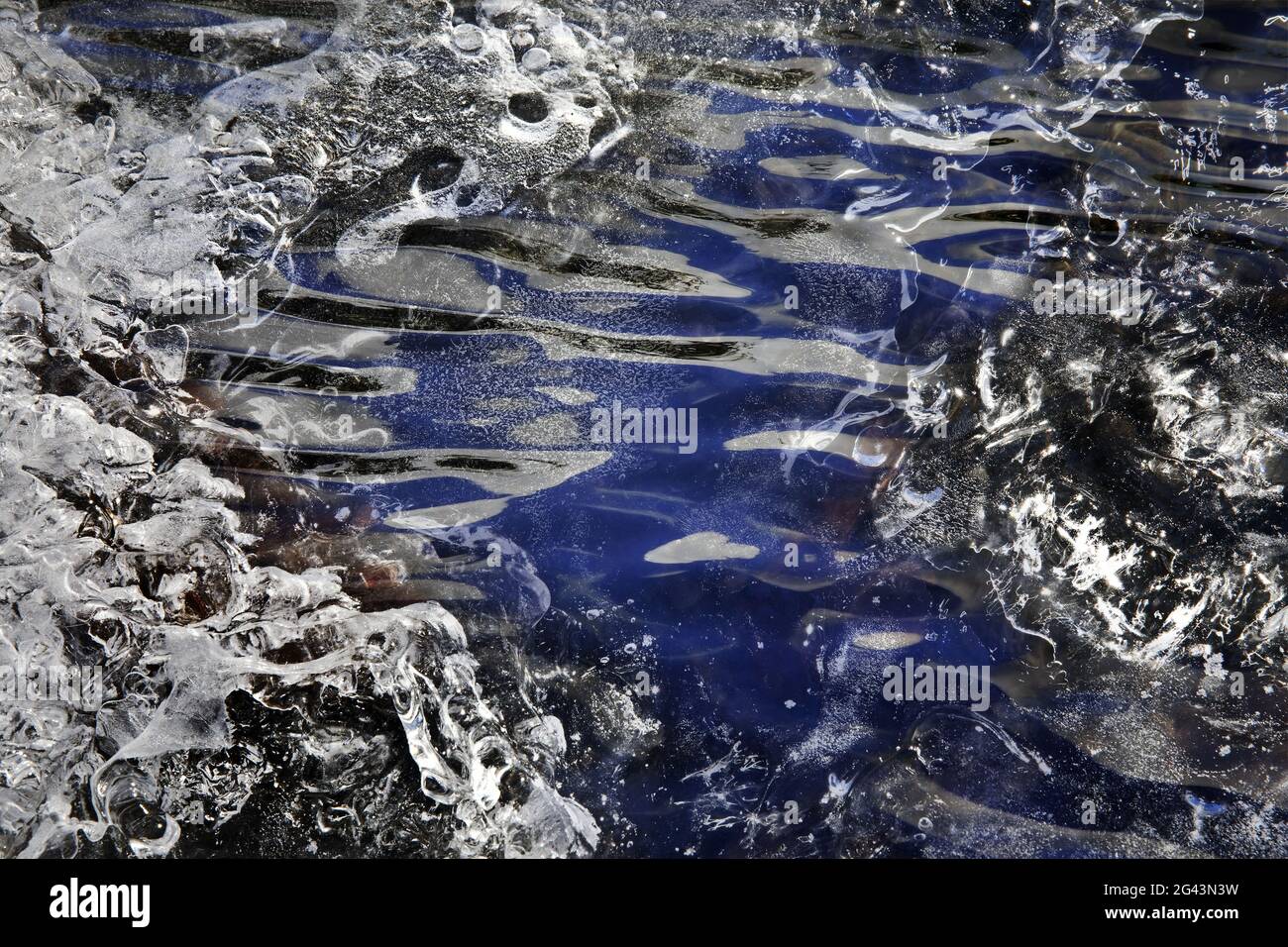 Strutture ghiacciate e acqua, foto di fantasia naturale, alienate Foto Stock