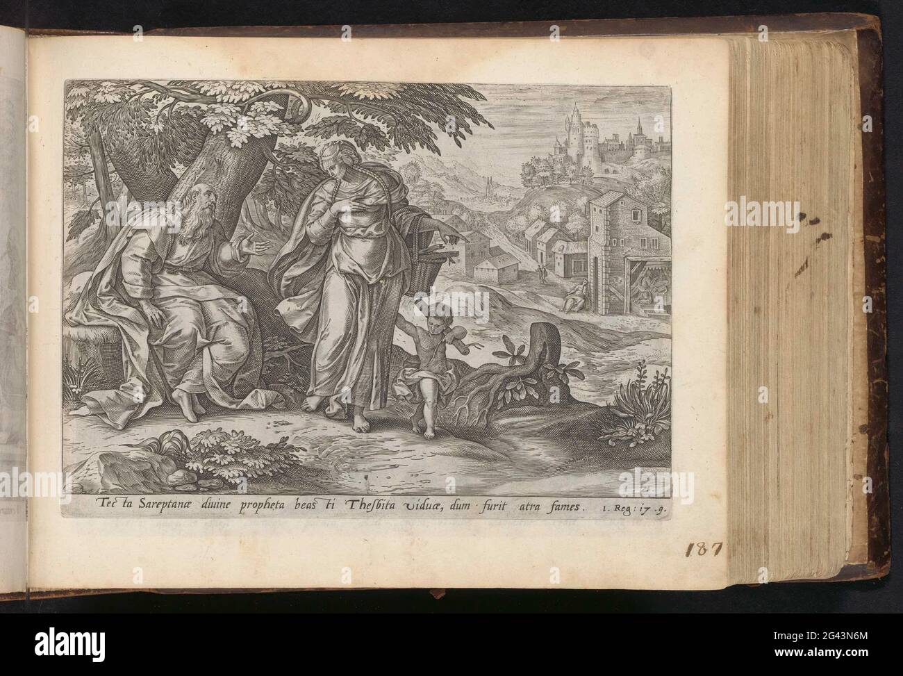 Elia e la vedova di Sàrefat; Gheschiedisi in Israele, da Achab ed Elia; Storia di Elia; Den Grooten Figuer Bibel (...). Elia incontra la vedova di Sarefat e suo figlio, che riuniscono legno fuori dalla porta della città. Sullo sfondo, Elia prega per il ragazzo morto e risvegliato alla vita. All'esterno della porta si trova la vedova. Sotto la mostra un riferimento in latino al testo della Bibbia in 1. 17: 9. Questa stampa fa parte di un album. Foto Stock