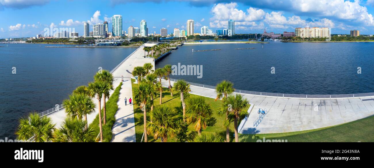 Molo di St. Pete e skyline della città, San Pietroburgo, Florida, Stati Uniti Foto Stock