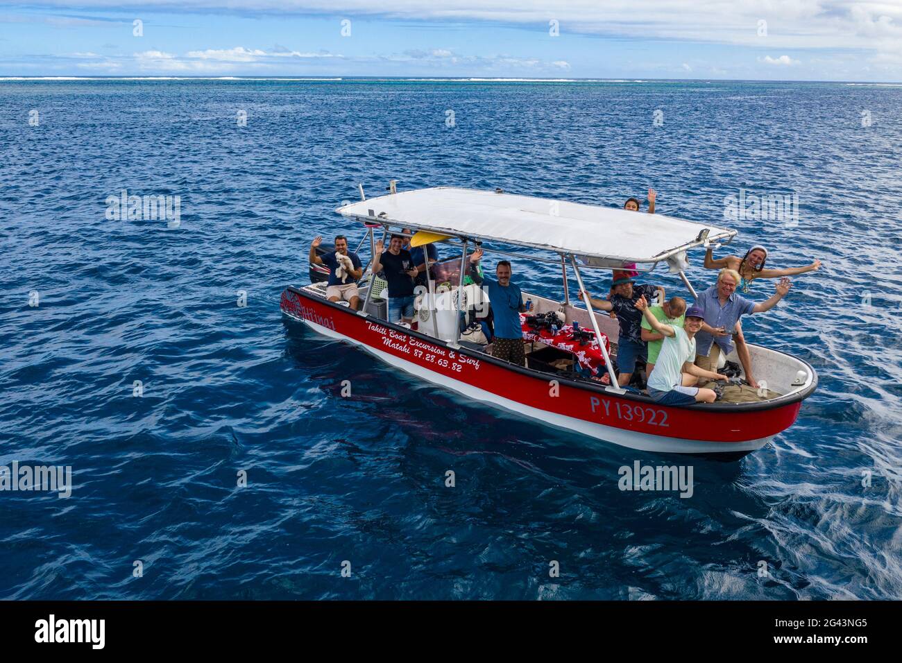 Vista aerea dei turisti in barca turistica sulla costa sud-occidentale di Tahiti-Iti, Pointe Puforatiai, Tahiti, Isole Windward, Polinesia francese, Pacifi Sud Foto Stock