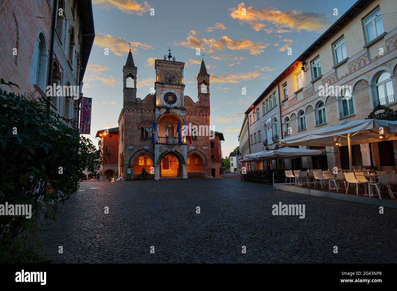 Il municipio medievale di Pordenone in Friuli Venezia Giulia è il simbolo della città. Italia Foto Stock