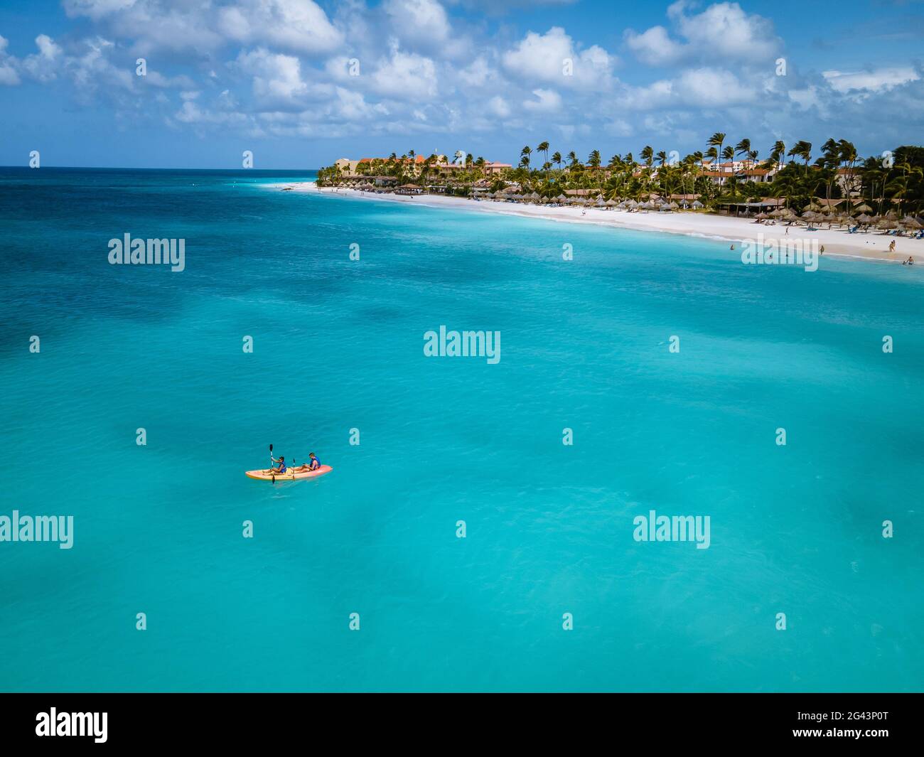 Coppia kayak nell'oceano in vacanza Aruba Caraibi mare, uomo e donna di mezza età kayak in mare blu clrea oceano acqua Foto Stock