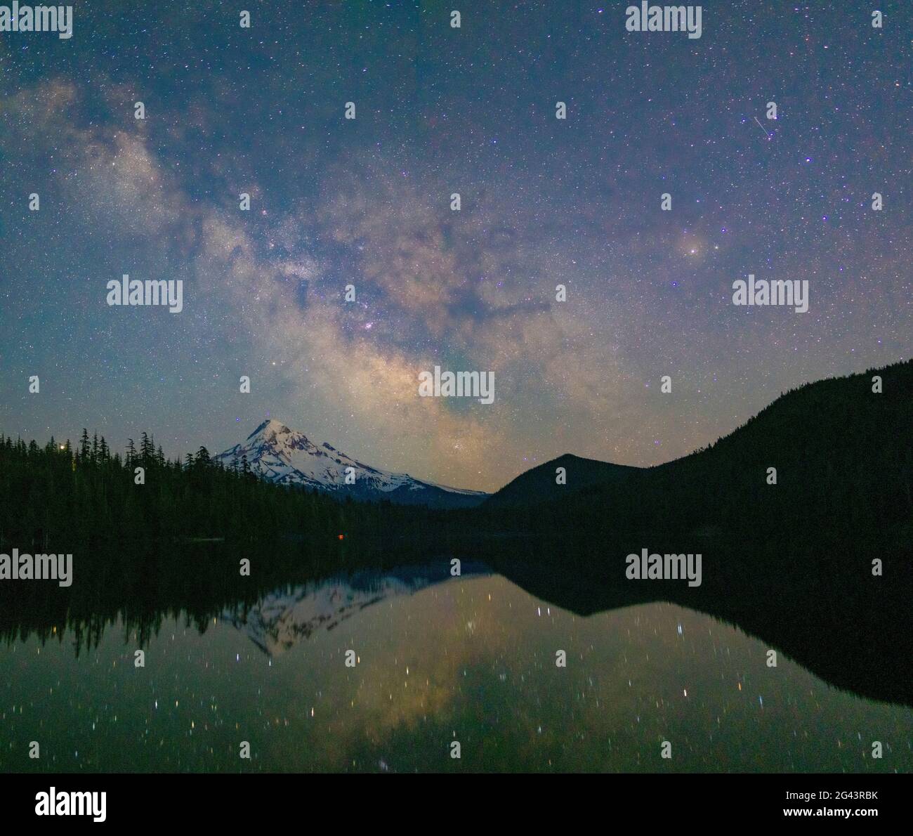 Milky Way e stelle nel cielo di notte sopra Mount Hood e Lost Lake, Oregon, USA Foto Stock
