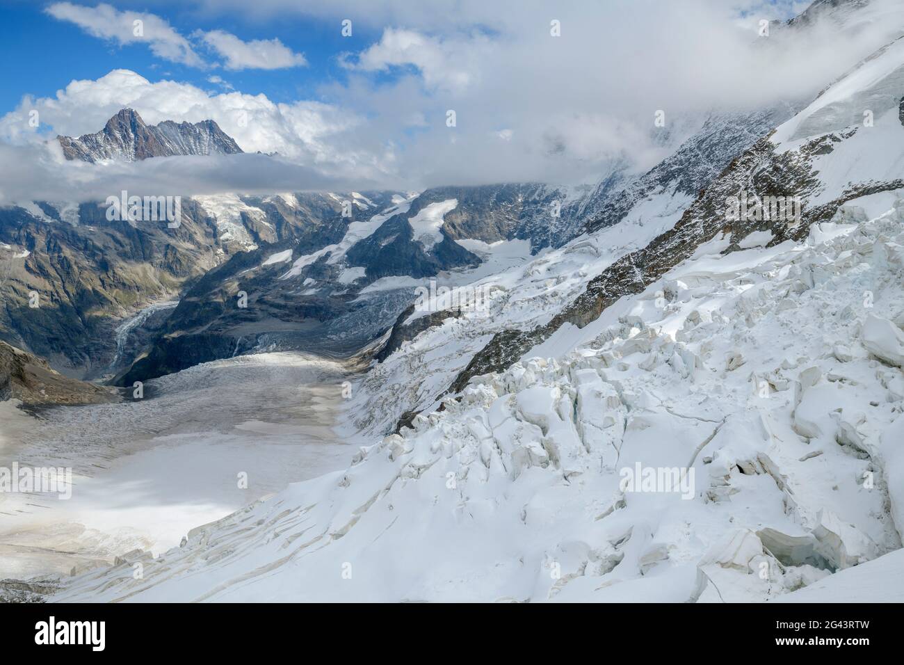 Vista attraverso il foro del tunnel della stazione di Eismeer sulla rottura del ghiacciaio a Grindelwald-Fiescherfirn, Jungfraujochbahn, Jungfraujoch, Oberland Bernese Foto Stock