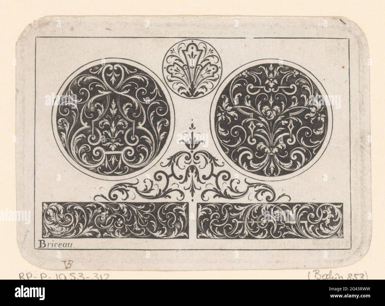 Tre medaglioni; Nouveau Livre De Serureries (...). Tre medaglioni rotondi pieni di treccia, sotto un ornamento e due rettangoli pieni di treccia. Foto Stock