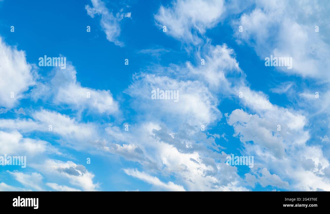 Vista delle nuvole bianche e del cielo blu Foto Stock