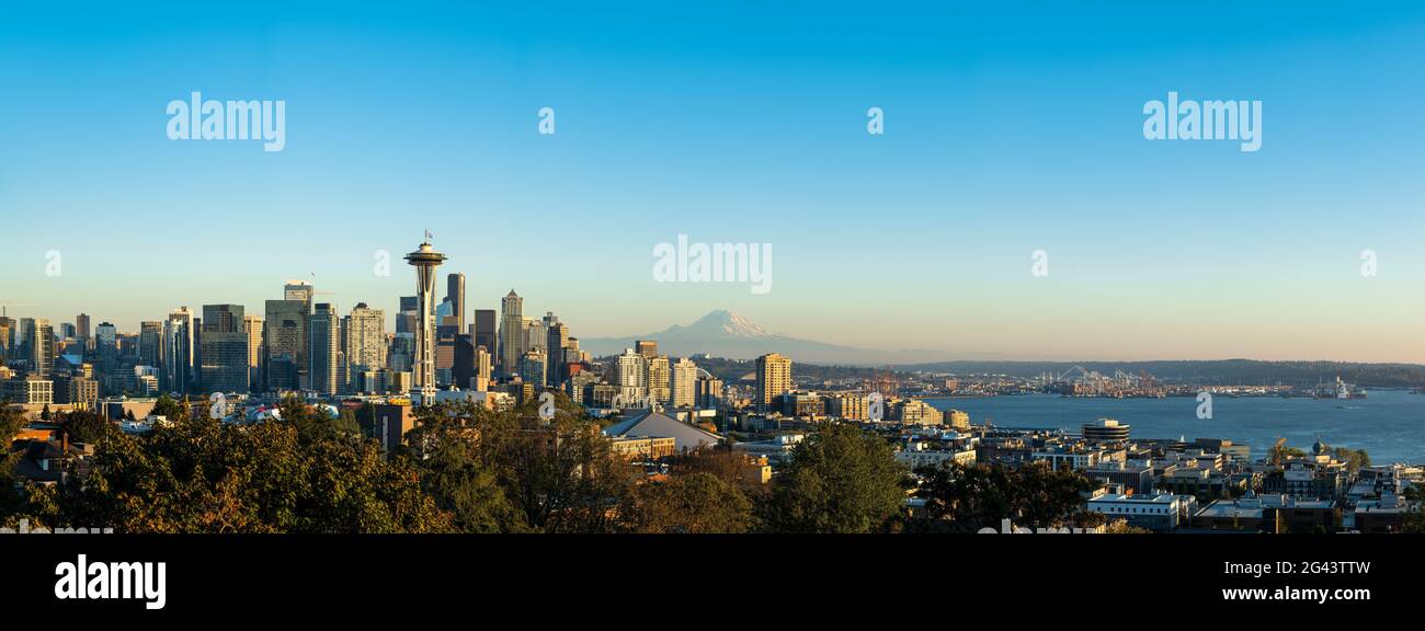 Skyline di Seattle con il Monte Rainier in background, Washington, Stati Uniti Foto Stock