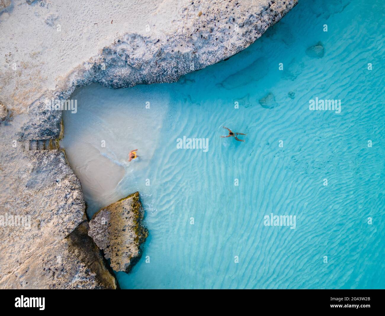 Tres Trapi Steps Triple Steps Beach, Aruba completamente vuoto, spiaggia popolare tra la gente del posto e turisti, mare cristallino Aruba Foto Stock