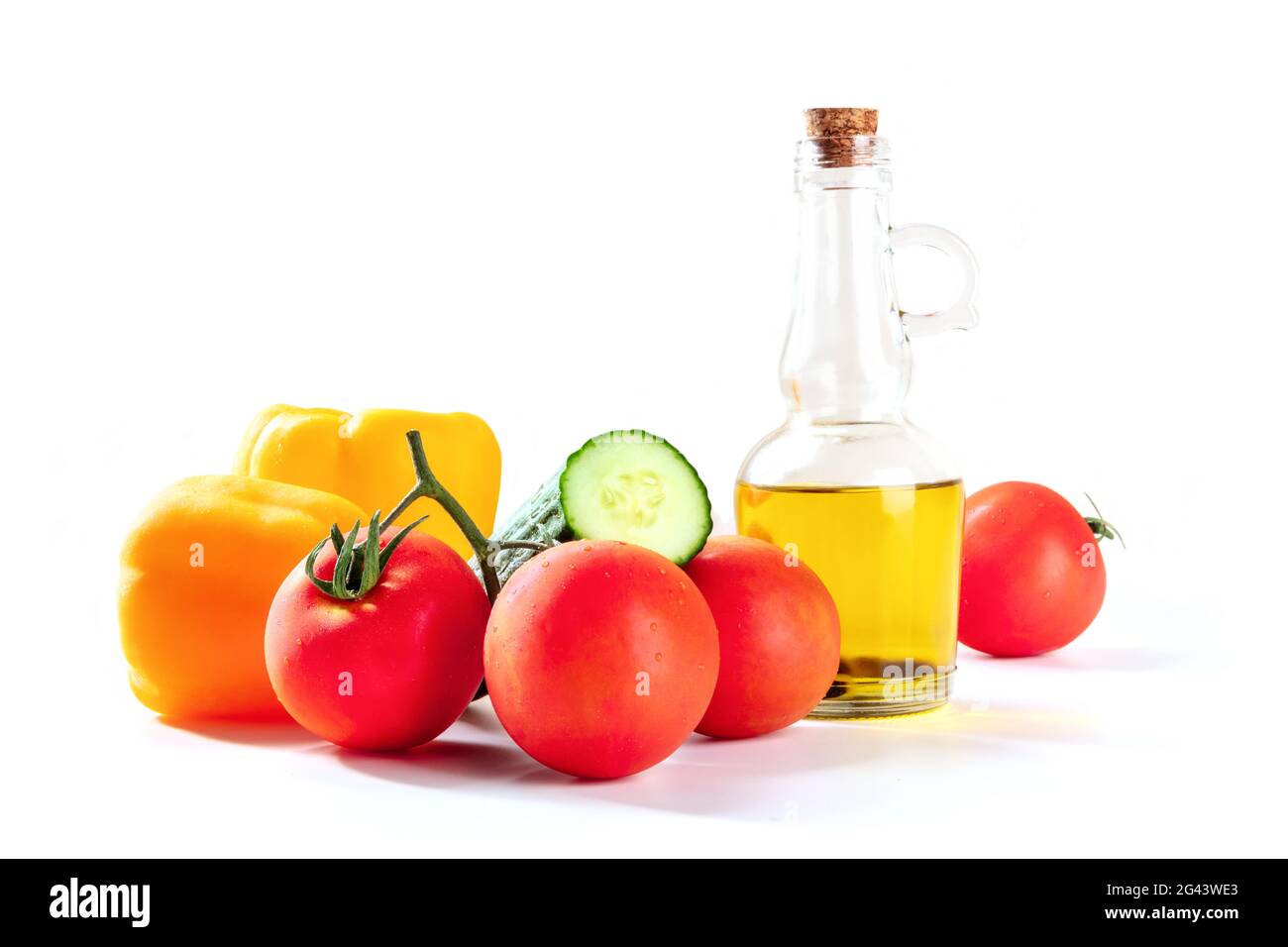 Pomodori freschi, peperoni, un cetriolo, olio d'oliva, gazpacho ingredienti Foto Stock