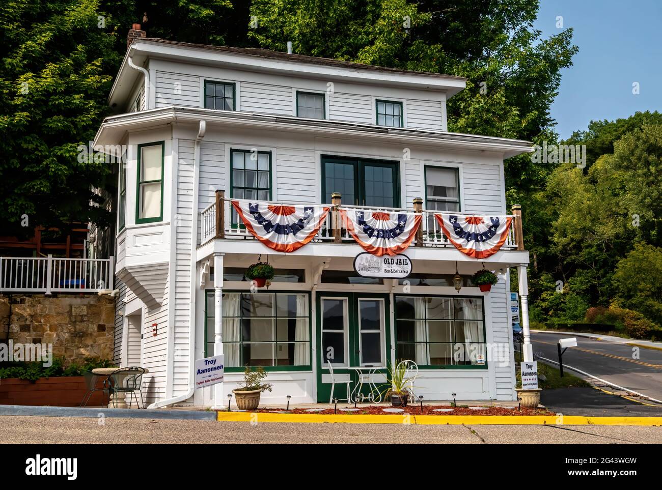 Old Gaol Bed & Breakfast at 1st and Government Sts., Taylors Falls, Minnesota. Edificio decorato per il 4 luglio. Foto Stock