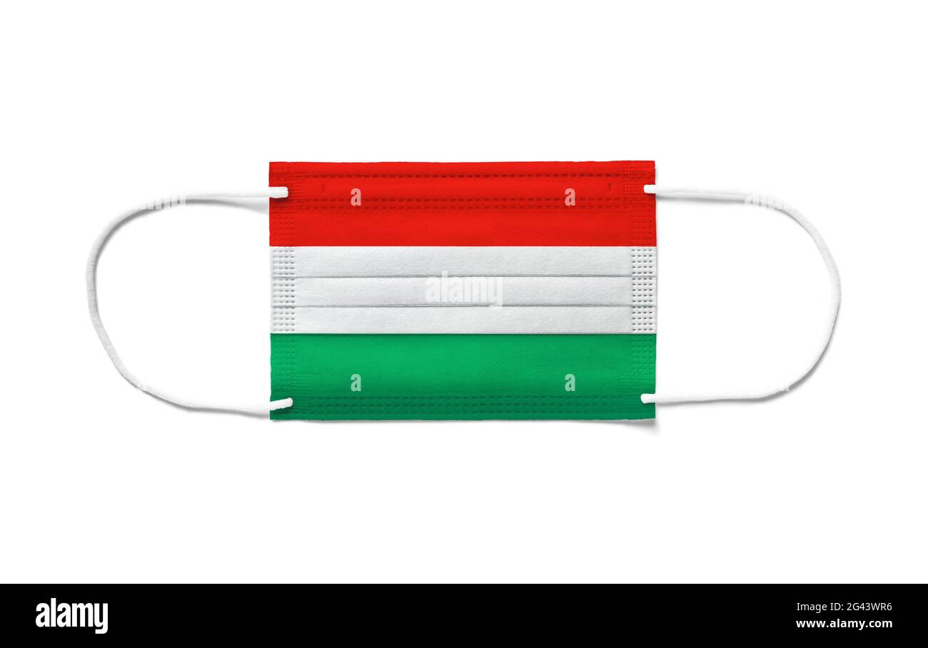 Bandiera dell'Ungheria su una maschera chirurgica monouso. Sfondo bianco Foto Stock