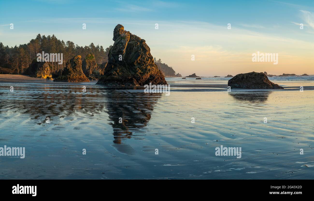 Sea stack formazioni rocciose su Ruby Beach, Olympic National Park, Washington, USA Foto Stock
