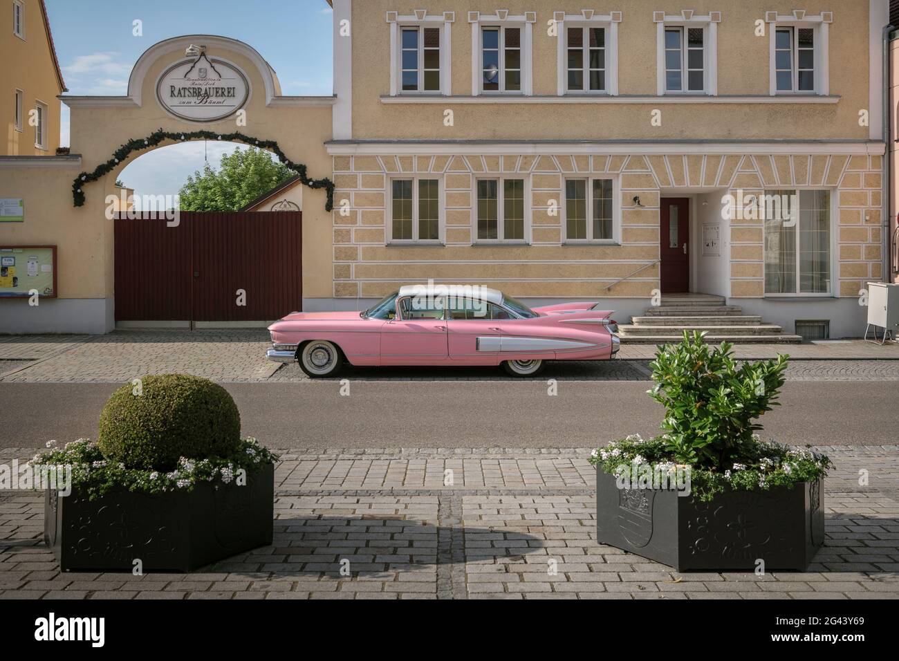 Auto d'epoca rosa rosso americano parcheggiata di fronte alla fabbrica di birra, Rain am Lech, quartiere Donau-Ries, Baviera, Danubio, Germania Foto Stock