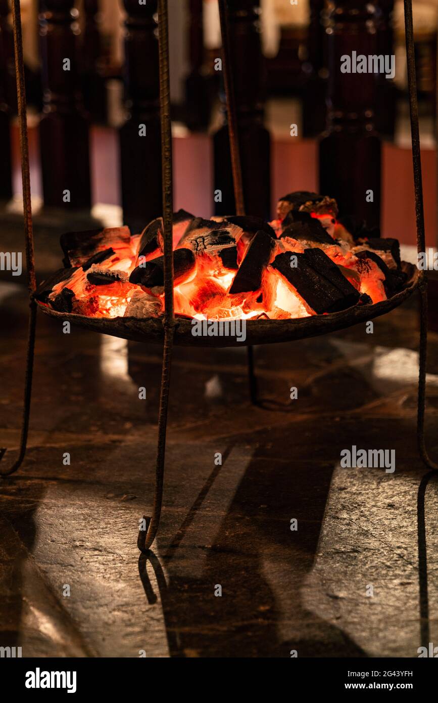 Carbone fornisce una piacevole fonte di calore nel ristorante del Tiloreza Volcanoes Eco Lodge, Ruhengeri, Provincia del Nord, Ruanda, Africa Foto Stock