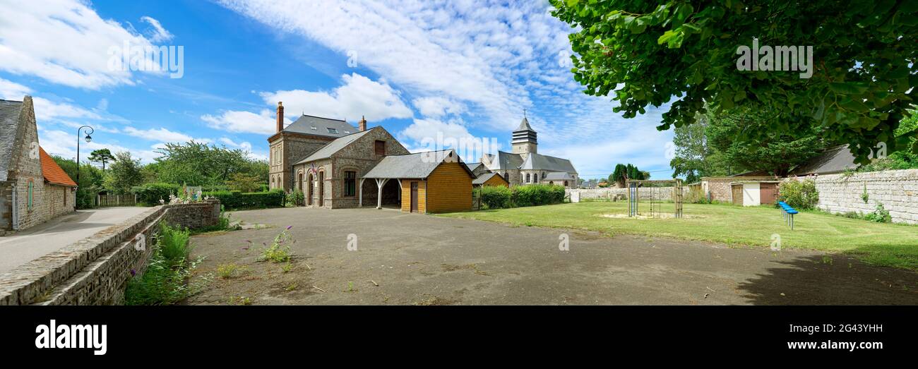 Paesaggio urbano con la scuola e la chiesa, Sotteville-sur-Mer, alta Normandia, Francia Foto Stock