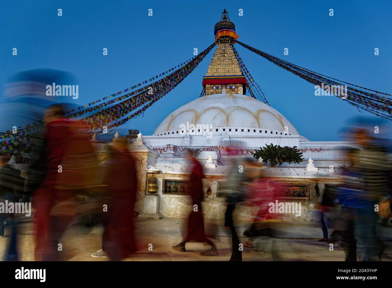 I pellegrini cerchiano il Bodnath Stupa a Bodnath, Kathmandu, Nepal, Asia. Foto Stock