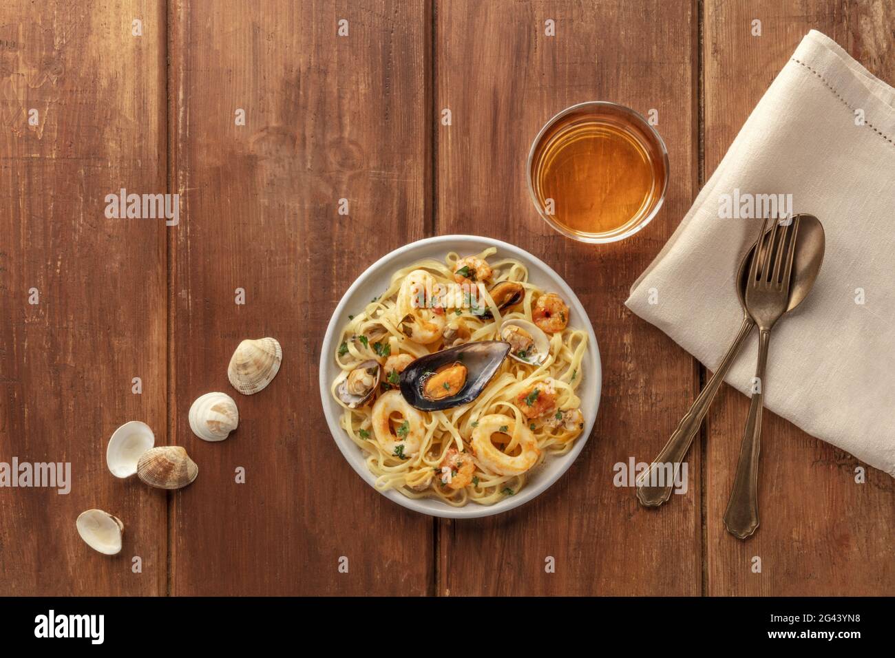 Pasta di pesce. Tagliolini con cozze, gamberetti, vongole e anelli di calamari Foto Stock