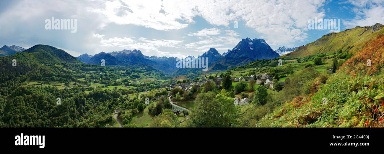 Paesaggio con montagne e villaggio, Cirque de Lescun, Pirenei Atlantici, Francia Foto Stock