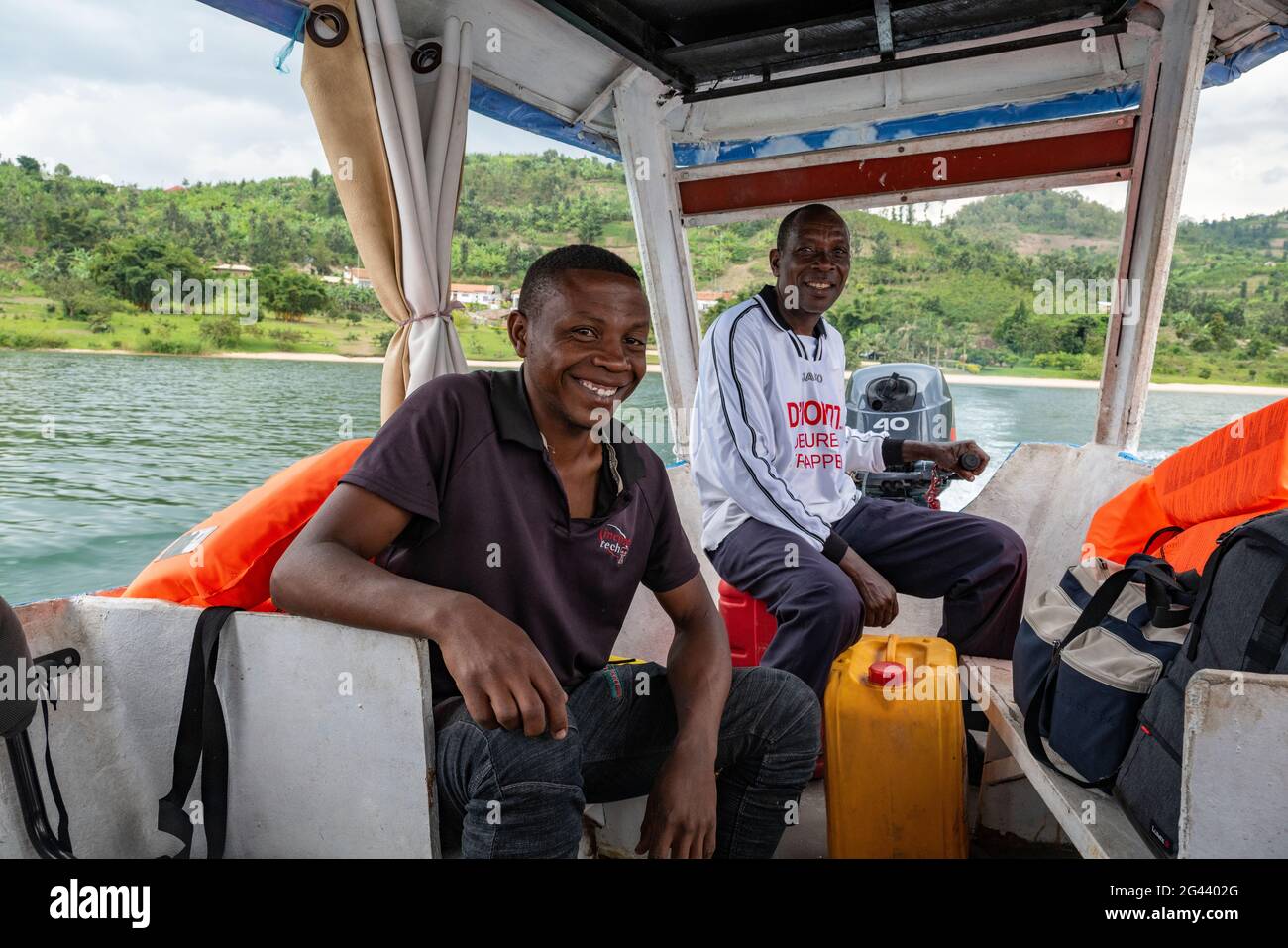 Skipper e primo ufficiale di barca escursione sul lago Kivu, Kinunu, Provincia Occidentale, Ruanda, Africa Foto Stock