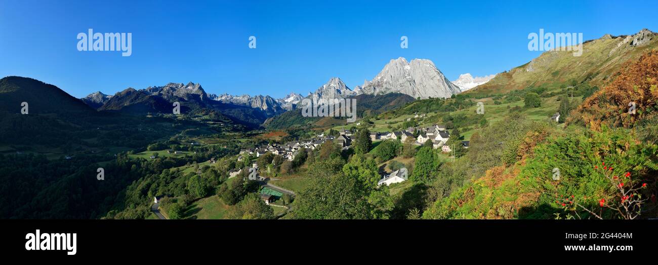 Paesaggio con montagne e villaggio, Cirque de Lescun, Pirenei Atlantici, Francia Foto Stock