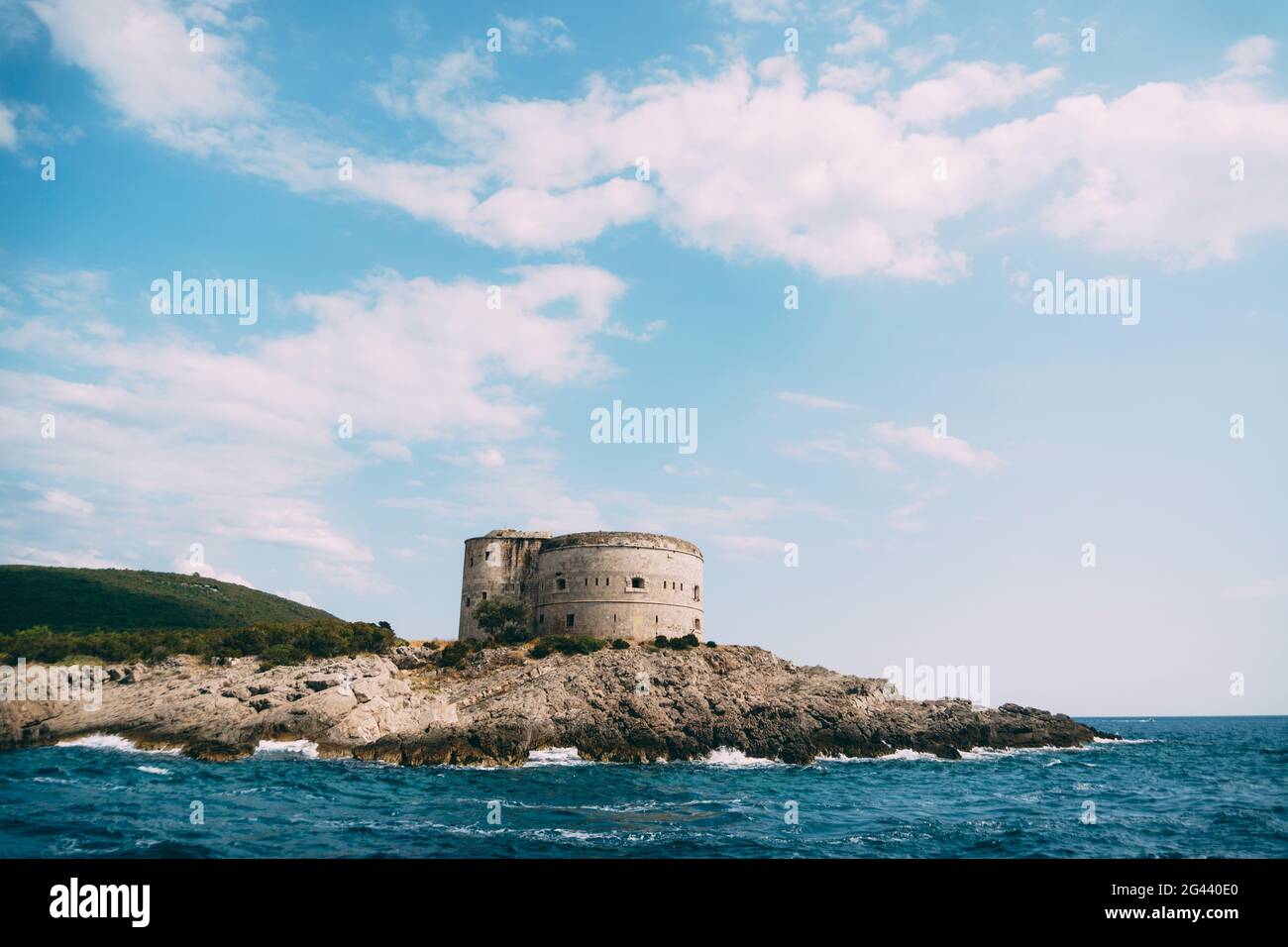 L'antico forte austro-ungarico Arza all'ingresso della Baia di Cattaro in Montenegro, nel Mare Adriatico, sui peni di Lustica Foto Stock