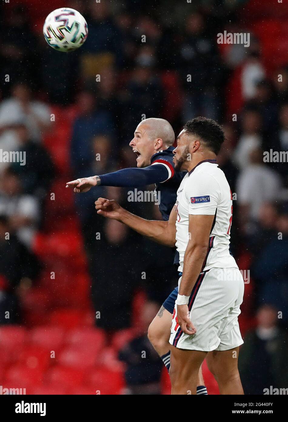 Londra, Regno Unito. 18 Giugno 2021. Il Reece James (R) dell'Inghilterra viita con i Lyndon Dykes della Scozia durante la partita del Gruppo D tra Inghilterra e Scozia all'UEFA Euro 2020 a Londra, Regno Unito, 18 giugno 2021. Credit: Han Yan/Xinhua/Alamy Live News Foto Stock