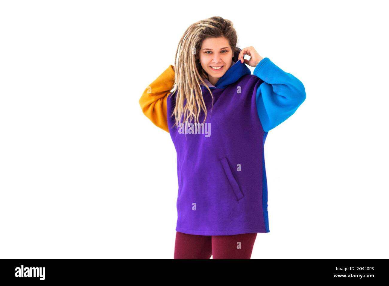 Donna felice che scuote i dreadlock e sorride Foto Stock