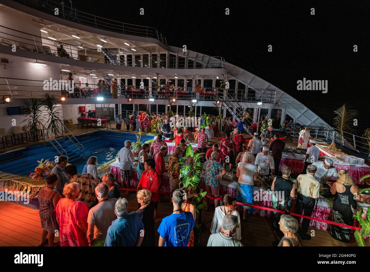 I passeggeri della nave da carico Aranui 5 (Aranui Cruises) godono di una serata polinesiana con un ricco buffet e intrattenimento culturale, in mare Foto Stock