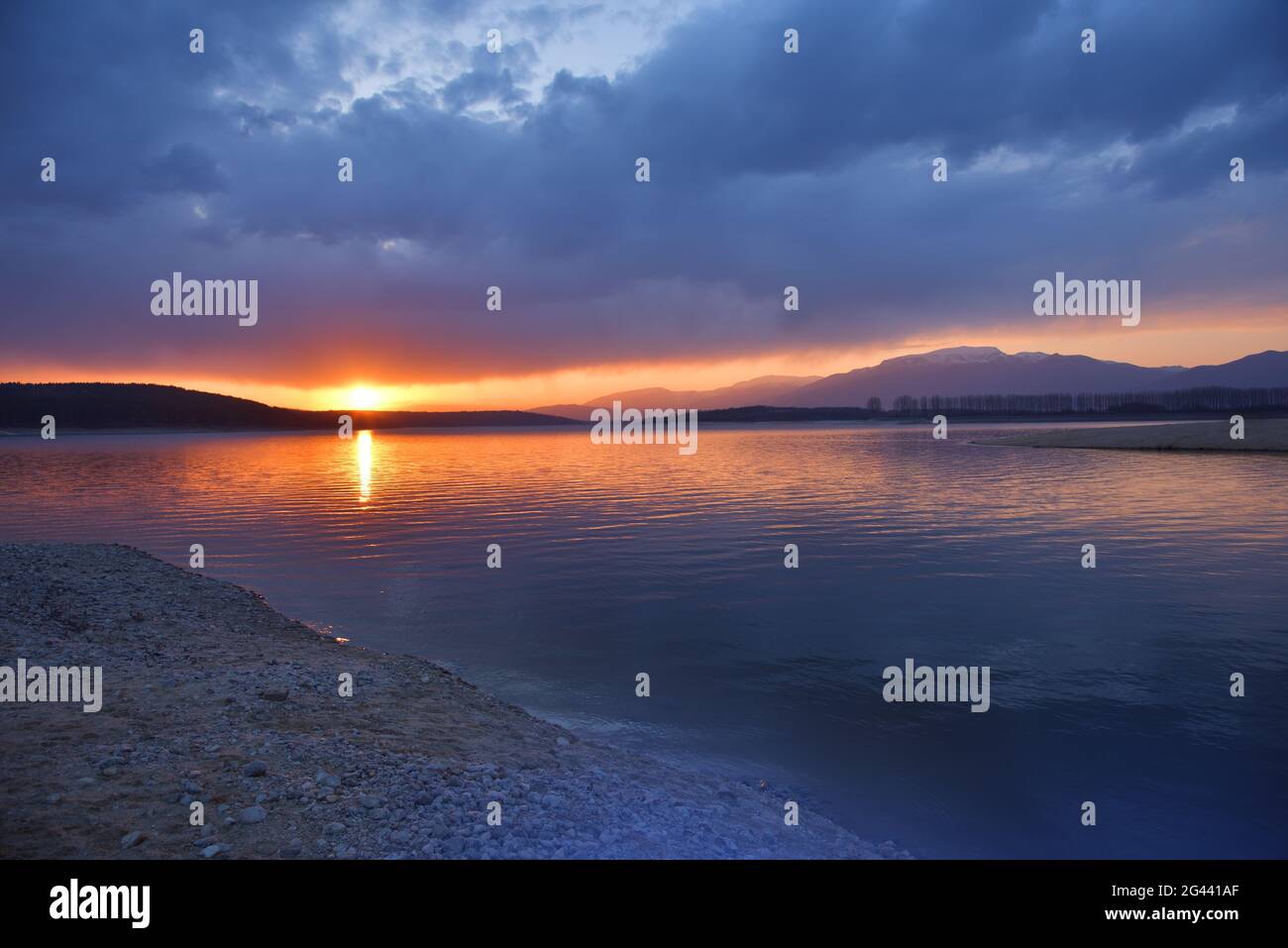 Bella natura background.Amazing colorful Clouds.Water Reflections.Magic Wallpaper artistico. Foto Stock