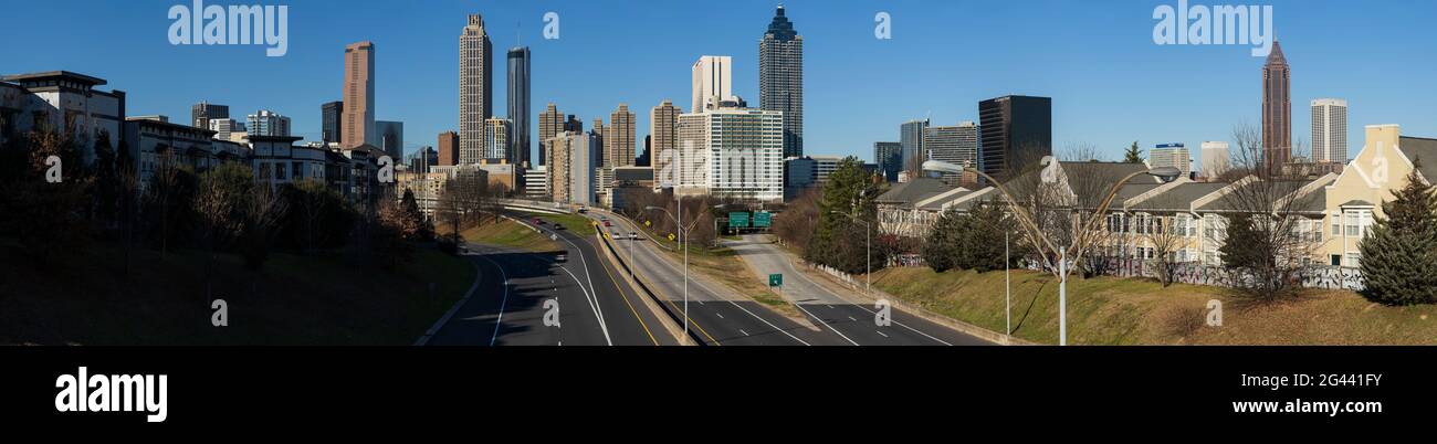 Skyline della città con grattacieli e autostrada, Atlanta, Georgia, Stati Uniti Foto Stock