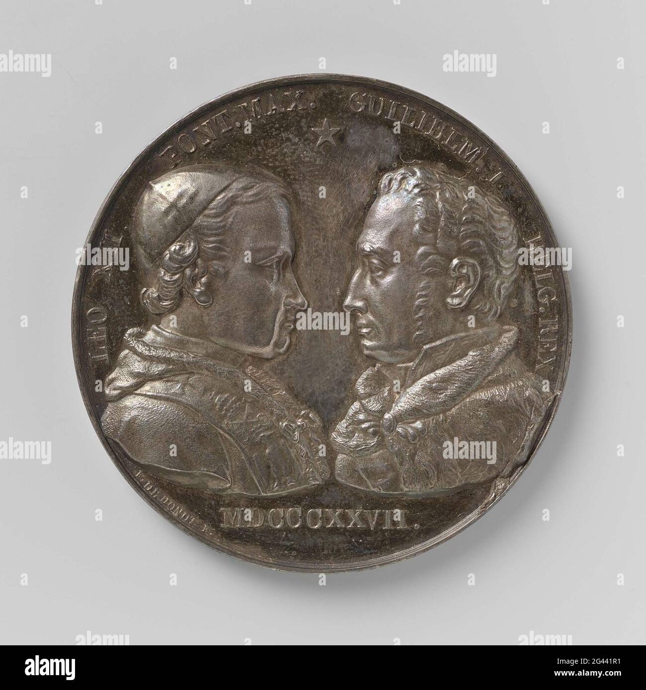 Concordato tra Papa Leone XII e Willem i Frederik, re dei Paesi Bassi. Medaglia d'argento. Fronte: Disposto di due uomini per iscritto l'uno all'altro; taglio: Anno. Inverso: Triangolo radioso con iscrizione in lettere ebraiche tra l'albero arancione e due chiavi incrociate, sopra l'iscrizione all'interno di un cerchio di otto mechare. Foto Stock