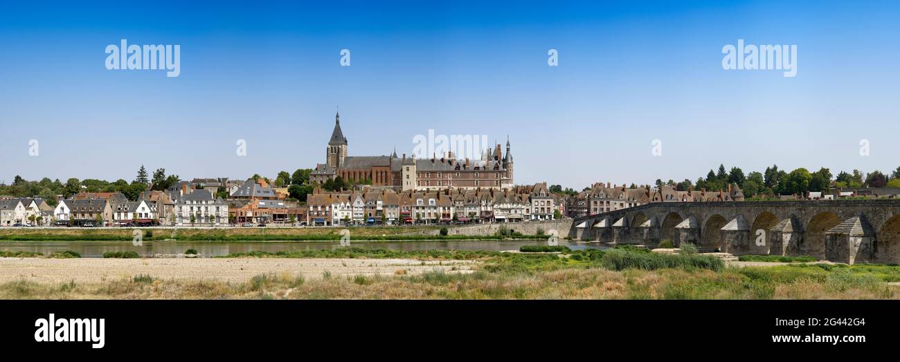 Castello-Museo di Gien e la città vecchia attraverso il fiume Loira, Gien, Valle della Loira, Francia Foto Stock