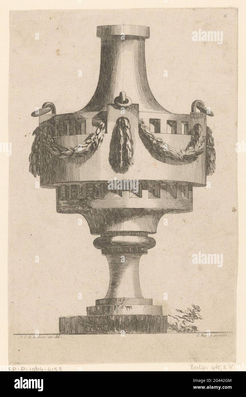 Vaso con ghirlande; V vasi di antiquariato. Cahier V; IIe Volume de l'oeuvre de J. CH. Delafosse (...). Un vaso ornato con anelli e ghirlande. Foto Stock