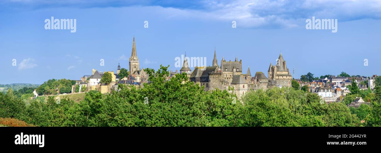 Chateau Behind Trees, la Place du Chateau et de LHotel de Ville, Ville de Vitre, Bretagne, Francia Foto Stock