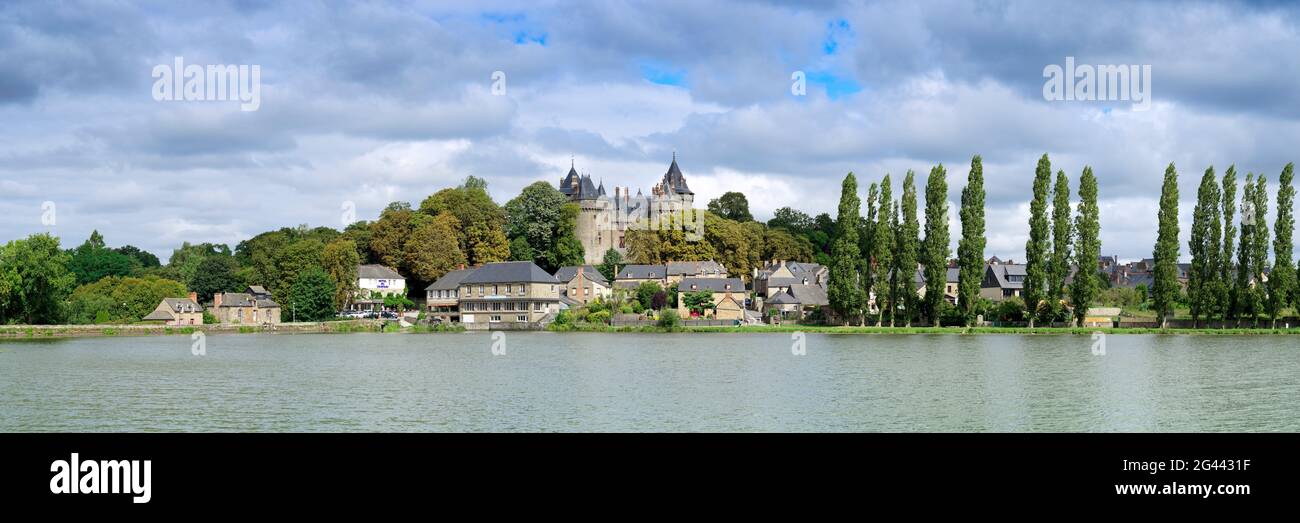 Chateau sul lago, Ille et Vilaine, Combourg, Bretagne, Francia Foto Stock