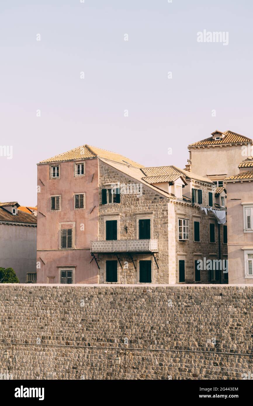 Facciate di edifici residenziali dietro il muro nella città vecchia di Dubrovnik, Croazia. Foto Stock