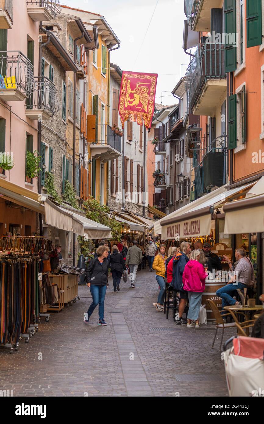 Nei vicoli di Garda, Lago di Garda, Provincia di Verona, Italia Foto Stock