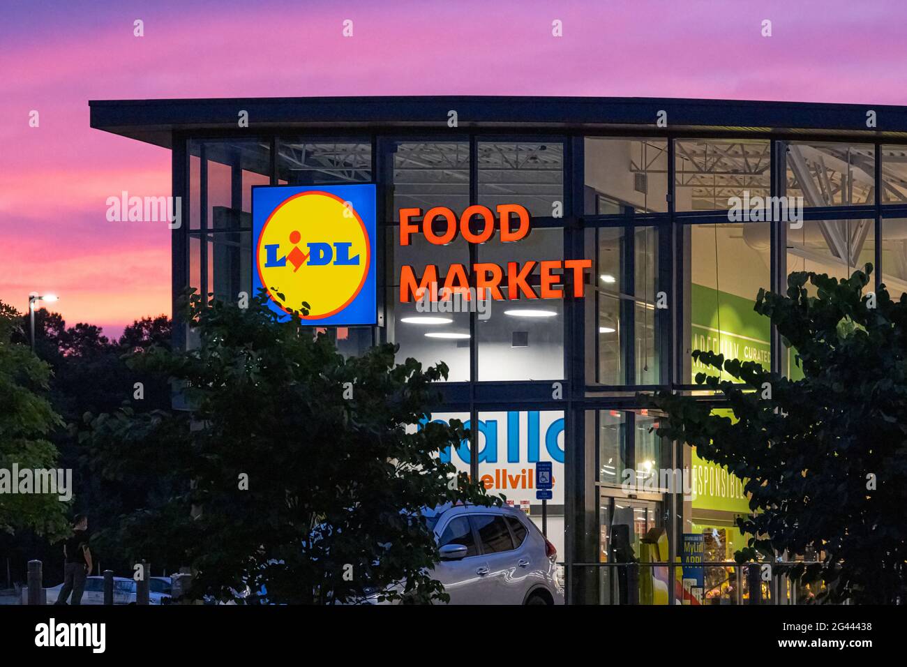 Lidl Food Market al crepuscolo a Snellville, Georgia, appena ad est di Atlanta. (STATI UNITI) Foto Stock