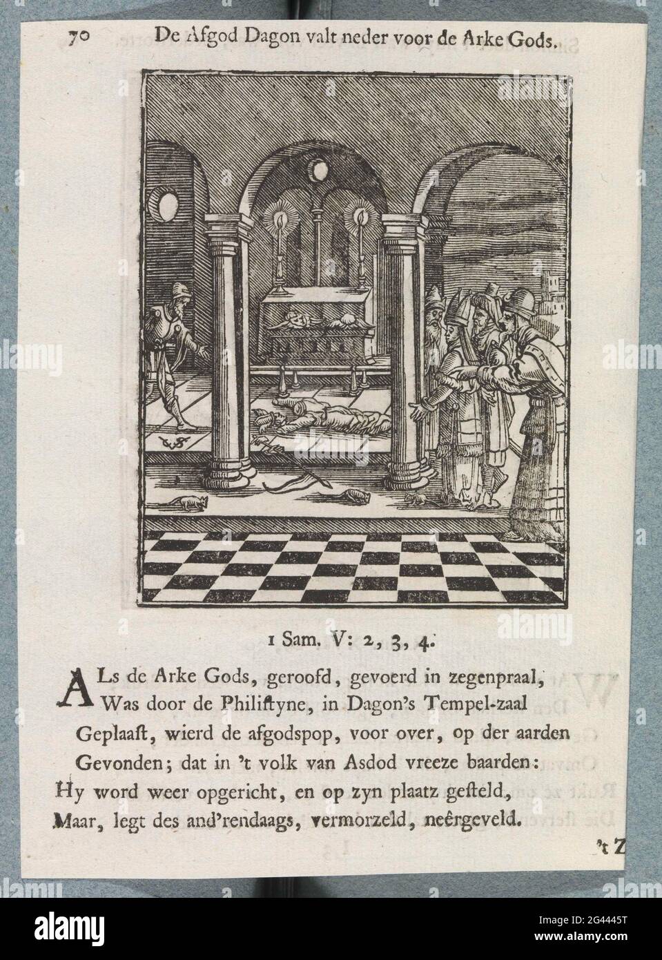 Ark des patto nel tempio di Dagon; l'idolo del Dagon cade fino all'arca di Dio. I Filistei collocano l'arca dell'alleanza nel Tempio di Dagon. L'immagine degli dei di Dagon è a pezzi a terra. Sopra la mostra un titolo. Vi sono sei nuove regole e un riferimento a 1. Samuele 5: 2-4. La stampa fa parte di un album. Foto Stock