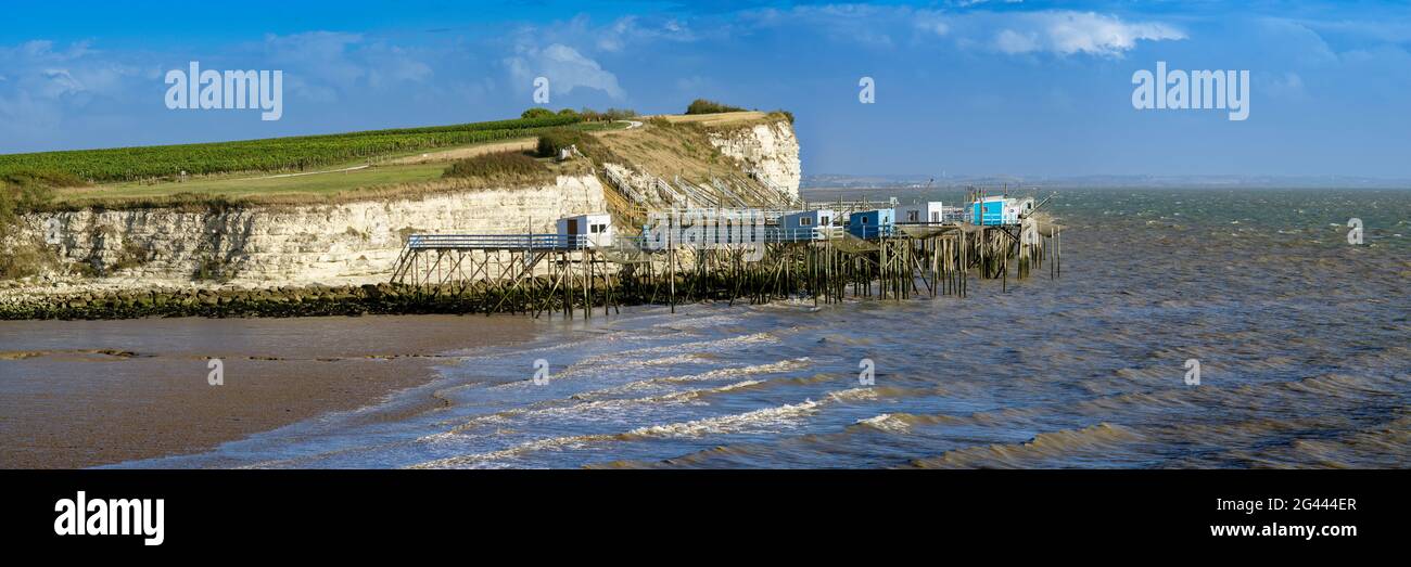 Seascape con scogliere e molo, estuario della Gironda, Talmont sur Gironde, scogliere di Caillaud, Maritime, Francia Foto Stock