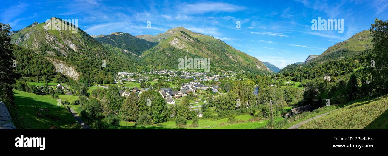 Paesaggio con villaggio in valle, Laruns, Pirenei-Atlantique, Francia Foto Stock