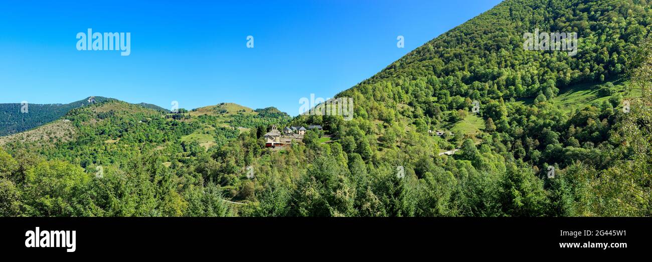 Paesaggio con foresta verde e montagne, Couret, alta Garonna, Occitanie, Francia Foto Stock