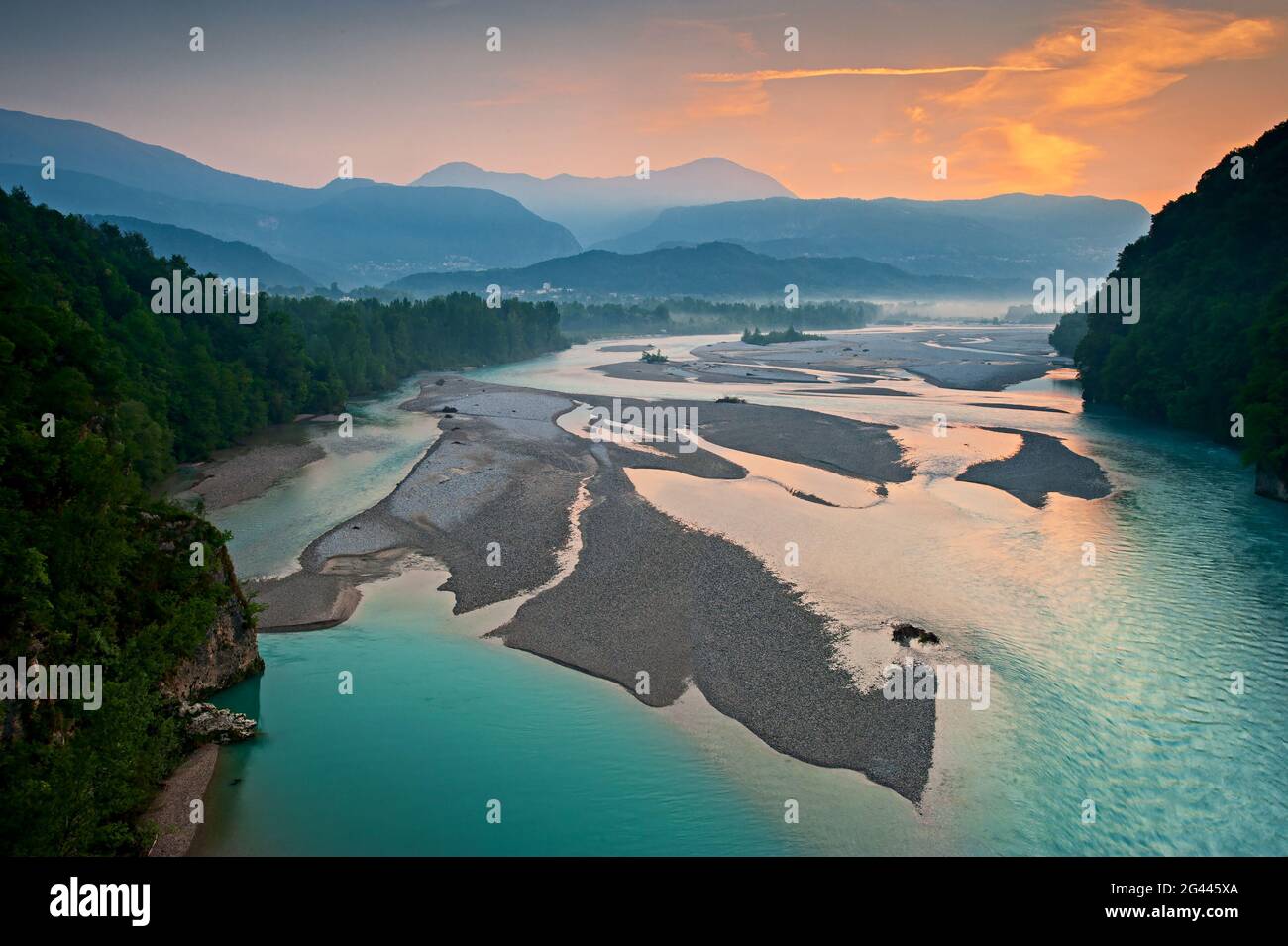 Vista sul fiume naturale Tagliamento, Dolomiti friulane sullo sfondo, Regione Friuli, Italia Foto Stock