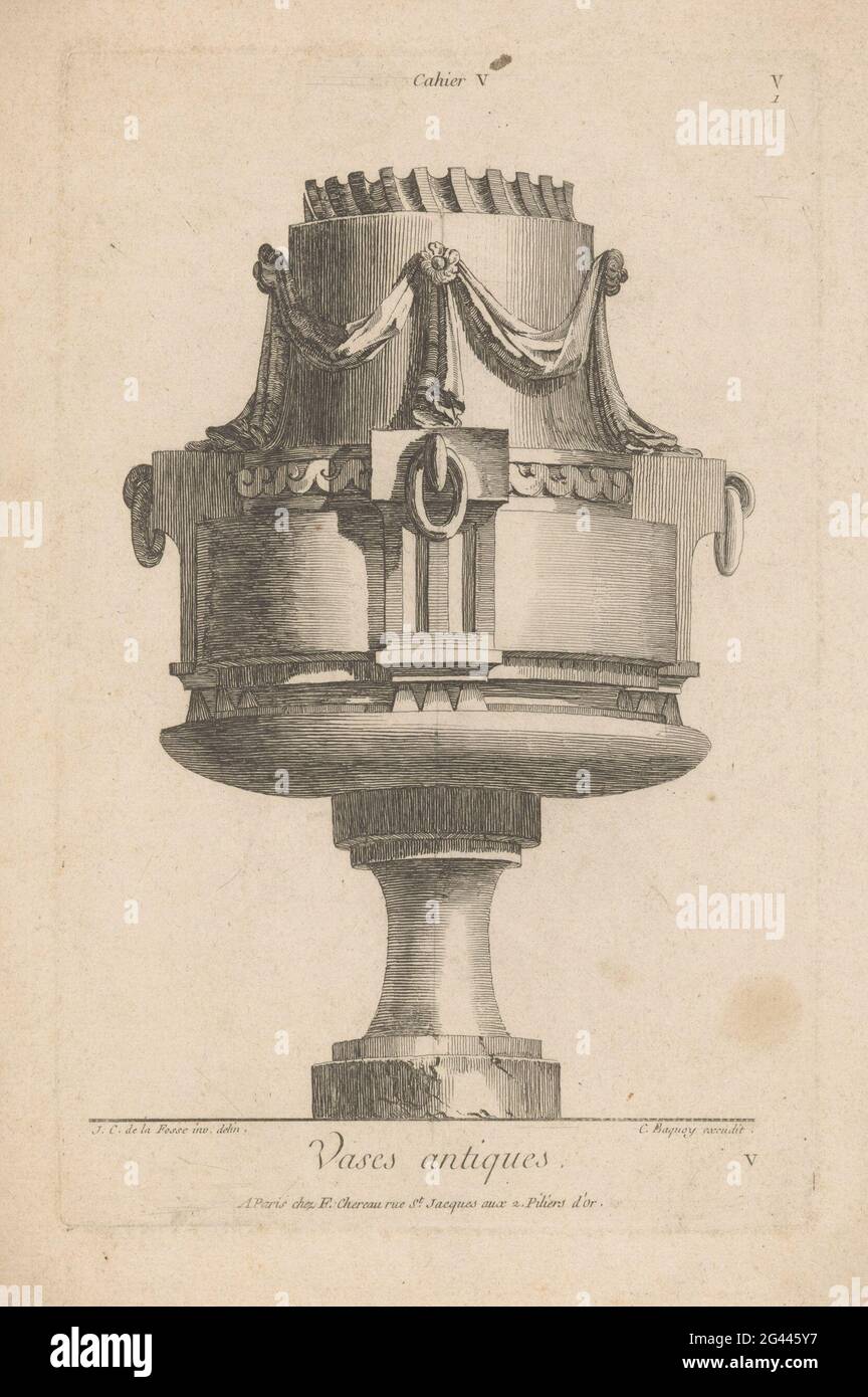 Vaso con tendaggi; V vasi Antiquariato. Cahier V; IIe Volume de l'oeuvre de J. CH. Delafosse (...). Un vaso ornato con tendaggi e anelli. Foto Stock